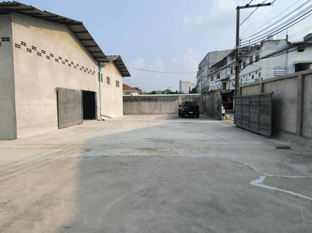 For RentWarehousePattanakan, Srinakarin : HR3310 Warehouse for rent, size approximately 400 sq m., good condition, potential location, Srinakarin 24 - On Nut 39, connected to many routes. Near Kelantan BTS station