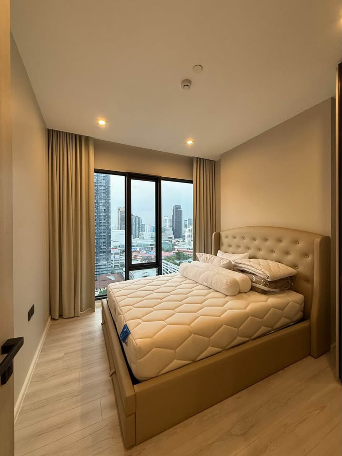 For RentCondoRatchathewi,Phayathai : The Room Phayathai【𝐑𝐄𝐍𝐓】🔥Modern luxury room with a sleek and sophisticated color scheme🔥 Contact Line ID: @hacondo