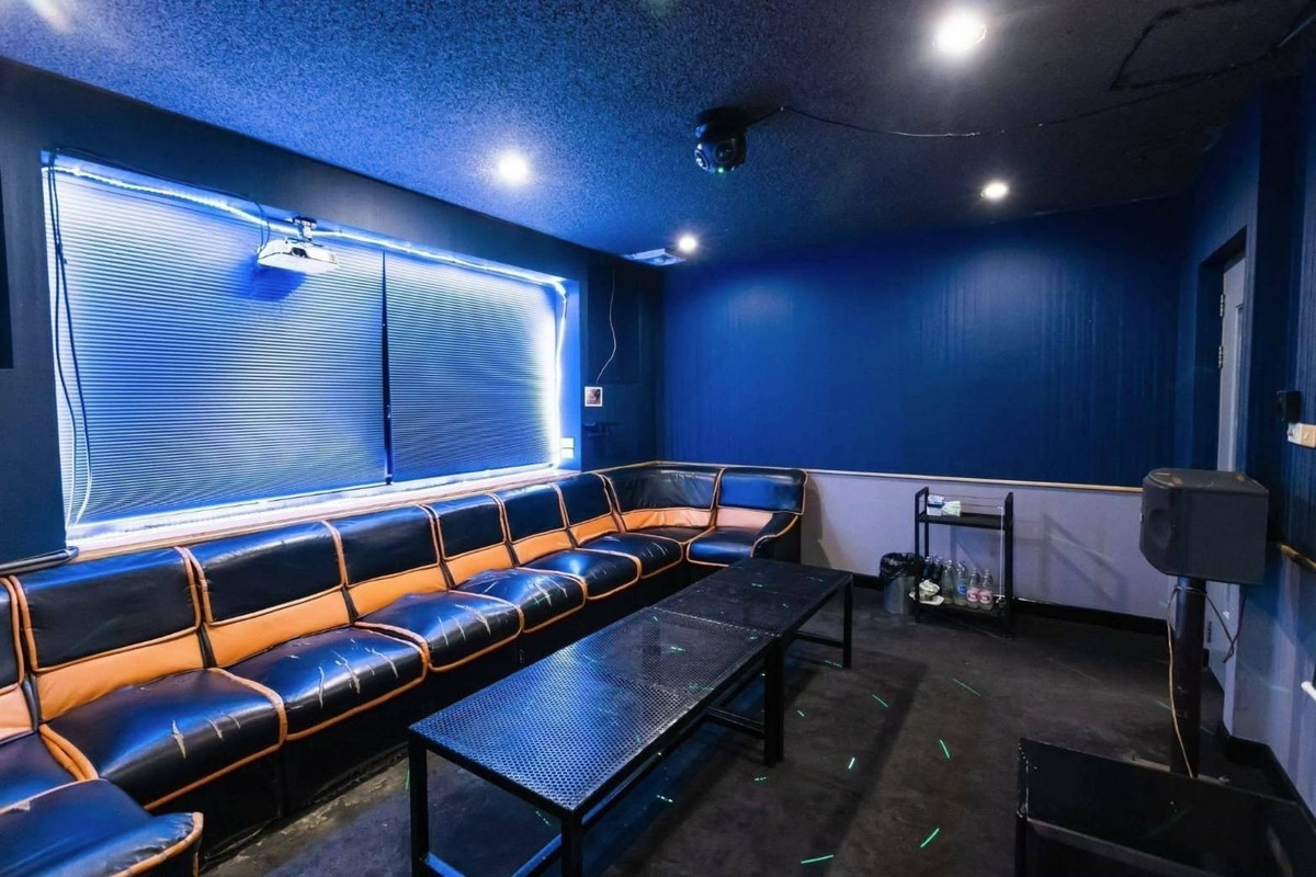 เซ้งร้านค้า/ตลาดนัดพัฒนาการ ศรีนครินทร์ : เซ้งร้าน คาราโอเกะ-บาร์ พัฒนาการ ติดถนนใหญ่ ร้านขนาดใหญ่ 2 คูหา 5 ชั้น พร้อม VIP 7 ห้อง