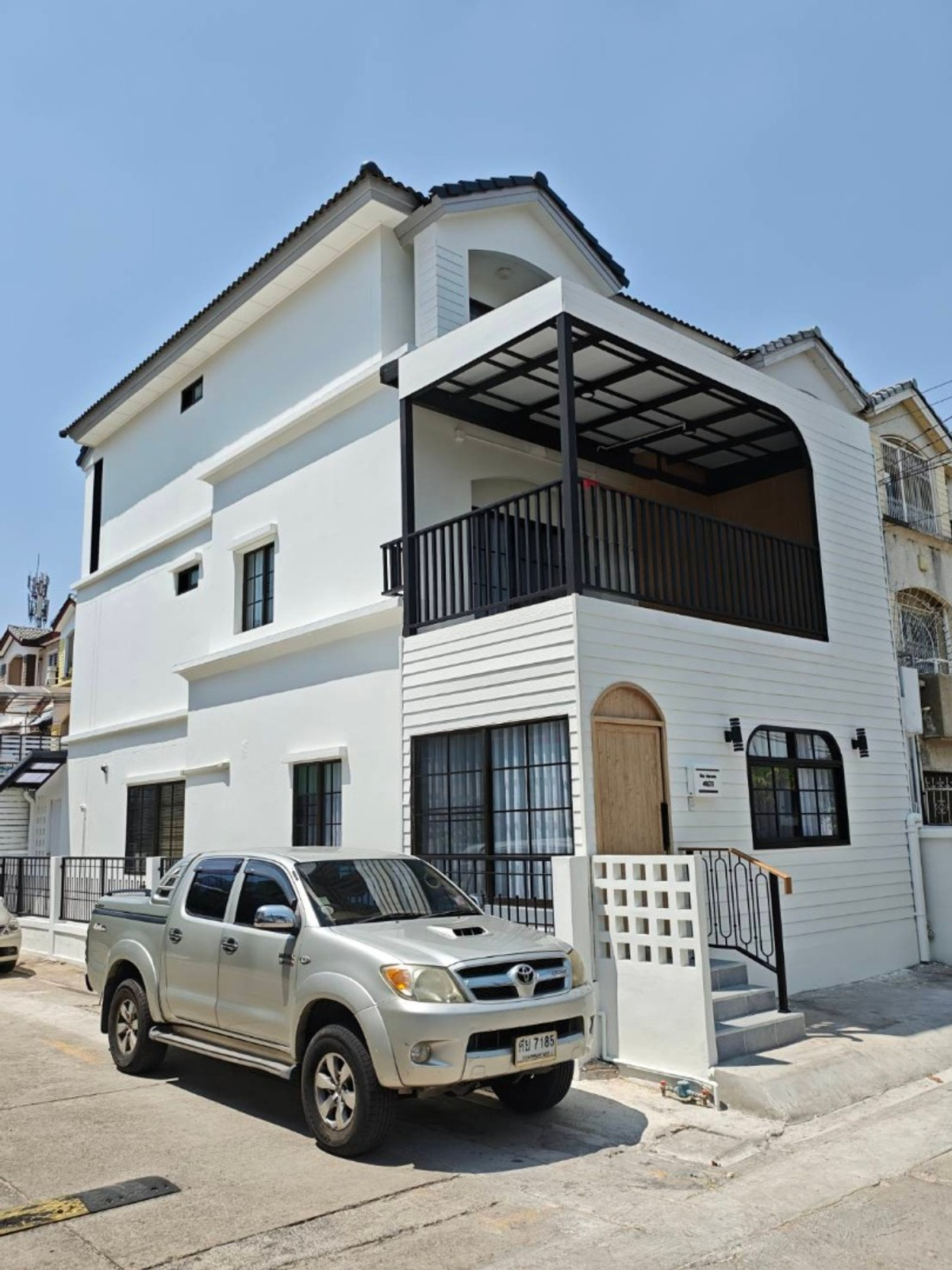 ขายทาวน์โฮมพระราม 9 เพชรบุรีตัดใหม่ RCA : 6903-055 ขาย ทาวน์โฮม 3 ชั้น รีโนเวทใหม่ 4 ห้องนอน ใกล้ The Nine พระราม9 