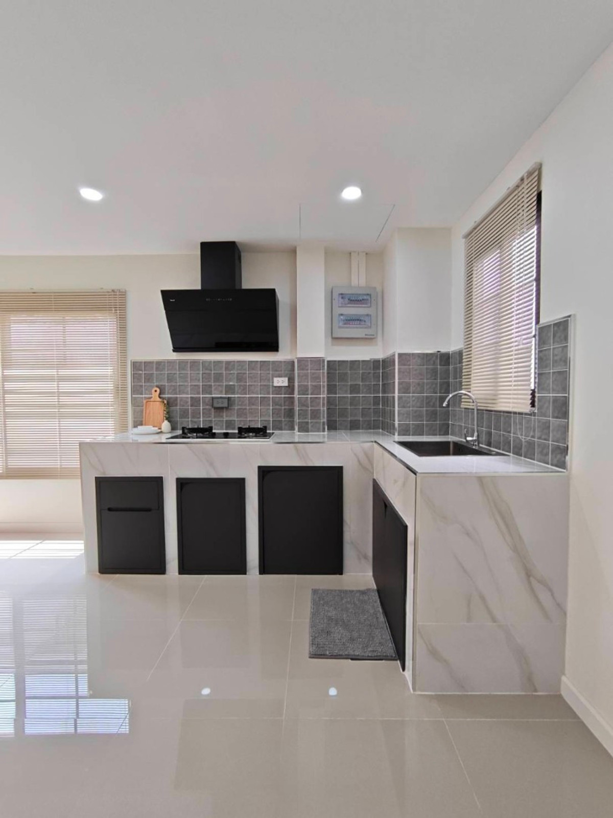 ขายทาวน์โฮมพระราม 9 เพชรบุรีตัดใหม่ RCA : 6903-055 ขาย ทาวน์โฮม 3 ชั้น รีโนเวทใหม่ 4 ห้องนอน ใกล้ The Nine พระราม9 