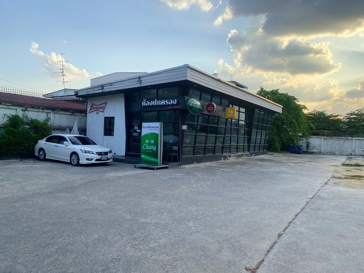 For LeaseholdRetail SpaceOnnut, Udomsuk : Liquor shop for sale - sit and chill, Udomsuk 51, community area, has parking, has many shortcuts through it.