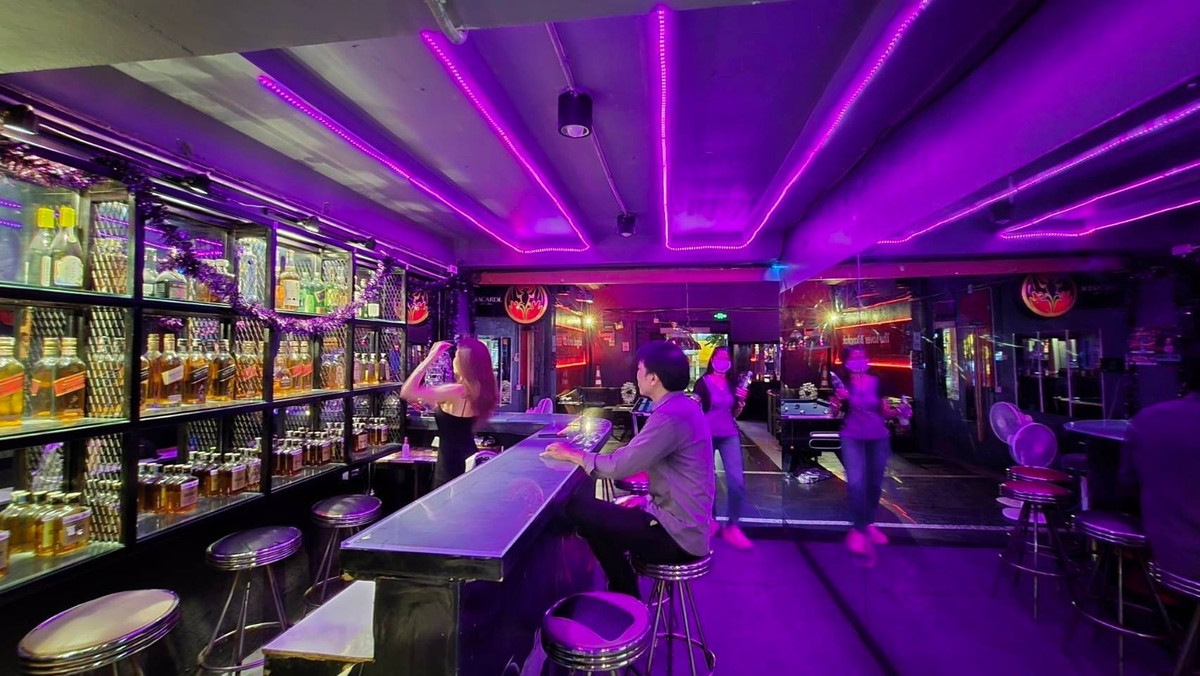 เซ้งร้านค้า/ตลาดนัดพัฒนาการ ศรีนครินทร์ : เซ้งร้าน คาราโอเกะ-บาร์ พัฒนาการ ติดถนนใหญ่ ร้านขนาดใหญ่ 2 คูหา 5 ชั้น พร้อม VIP 7 ห้อง