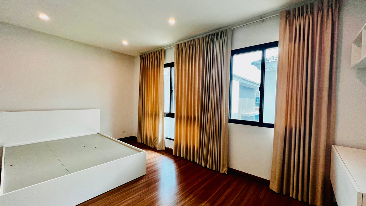 ขายทาวน์โฮมลาดพร้าว101 แฮปปี้แลนด์ : ขายทาวน์โฮม 3 ชั้น Supalai Essence ลาดพร้าว บ้านสภาพใหม่  บิ้วอิน พร้อมเฟอร์นิเจอร์ เครื่องใช้ไฟฟ้า ทำเลศักยภาพ เข้าอยู่ได้ทันที