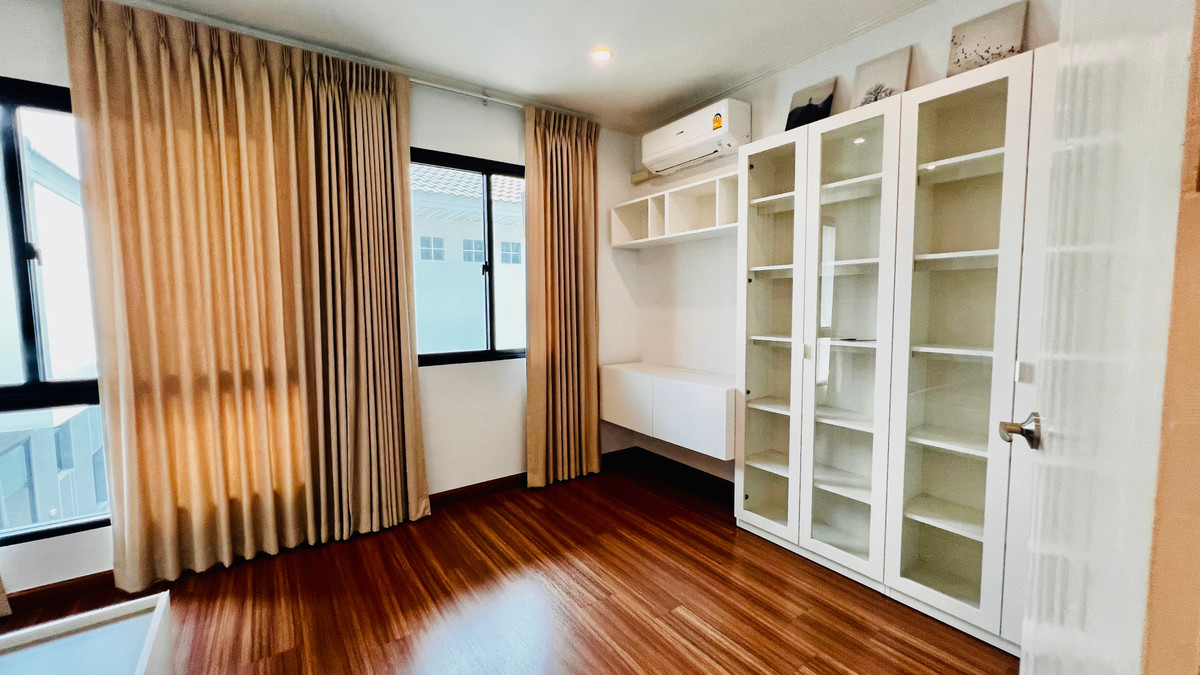 ขายทาวน์โฮมลาดพร้าว101 แฮปปี้แลนด์ : ขายทาวน์โฮม 3 ชั้น Supalai Essence ลาดพร้าว บ้านสภาพใหม่  บิ้วอิน พร้อมเฟอร์นิเจอร์ เครื่องใช้ไฟฟ้า ทำเลศักยภาพ เข้าอยู่ได้ทันที