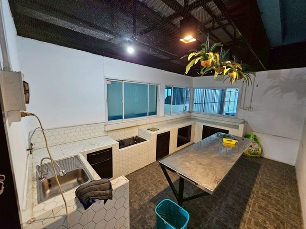 For RentWarehousePattaya, Bangsaen, Chonburi : HR3312 Warehouse for rent, new condition, H-Beam structure, complete with office. Ban Bueng-Chonburi location Supports the installation of a 5-ton crane with a high load-bearing floor. Convenient entry and exit