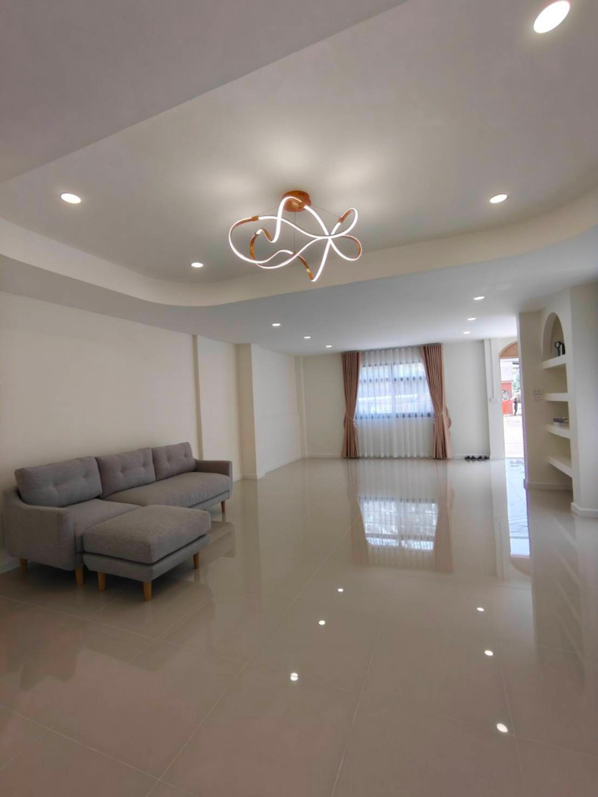 ขายทาวน์โฮมพระราม 9 เพชรบุรีตัดใหม่ RCA : 6903-055 ขาย ทาวน์โฮม 3 ชั้น รีโนเวทใหม่ 4 ห้องนอน ใกล้ The Nine พระราม9 