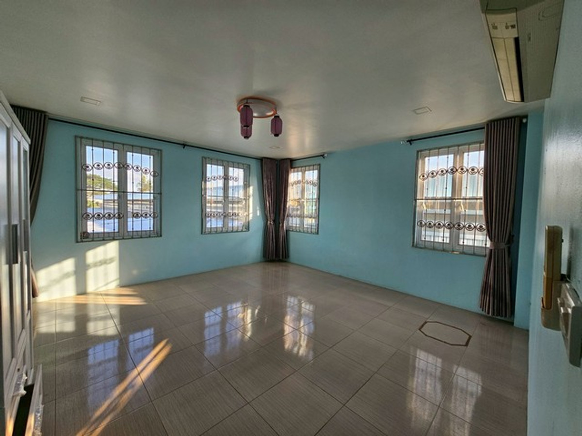 For RentWarehousePattaya, Bangsaen, Chonburi : HR3312 Warehouse for rent, new condition, H-Beam structure, complete with office. Ban Bueng-Chonburi location Supports the installation of a 5-ton crane with a high load-bearing floor. Convenient entry and exit