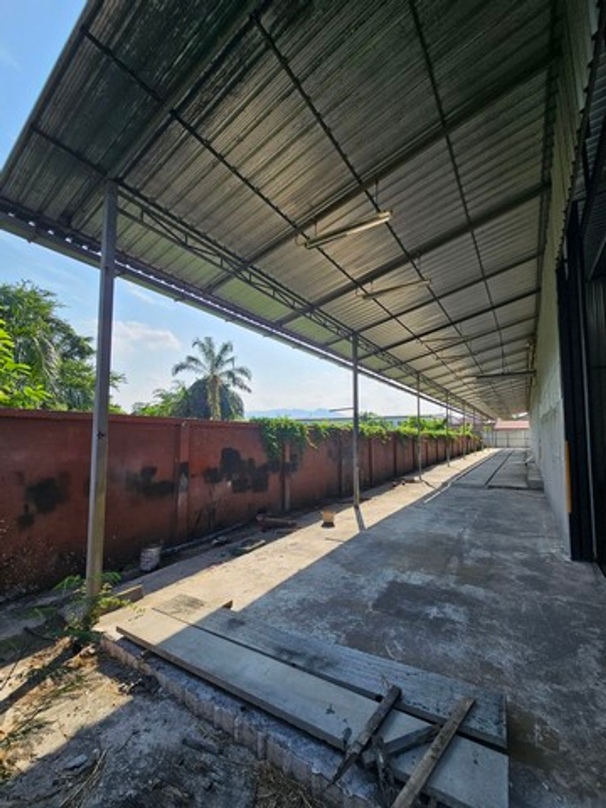 For RentWarehousePattaya, Bangsaen, Chonburi : HR3312 Warehouse for rent, new condition, H-Beam structure, complete with office. Ban Bueng-Chonburi location Supports the installation of a 5-ton crane with a high load-bearing floor. Convenient entry and exit