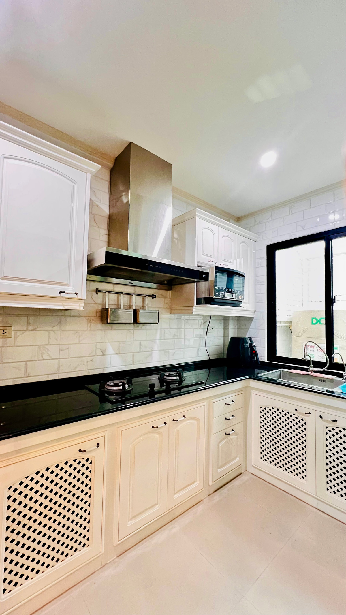 ขายทาวน์โฮมลาดพร้าว101 แฮปปี้แลนด์ : ขายทาวน์โฮม 3 ชั้น Supalai Essence ลาดพร้าว บ้านสภาพใหม่  บิ้วอิน พร้อมเฟอร์นิเจอร์ เครื่องใช้ไฟฟ้า ทำเลศักยภาพ เข้าอยู่ได้ทันที