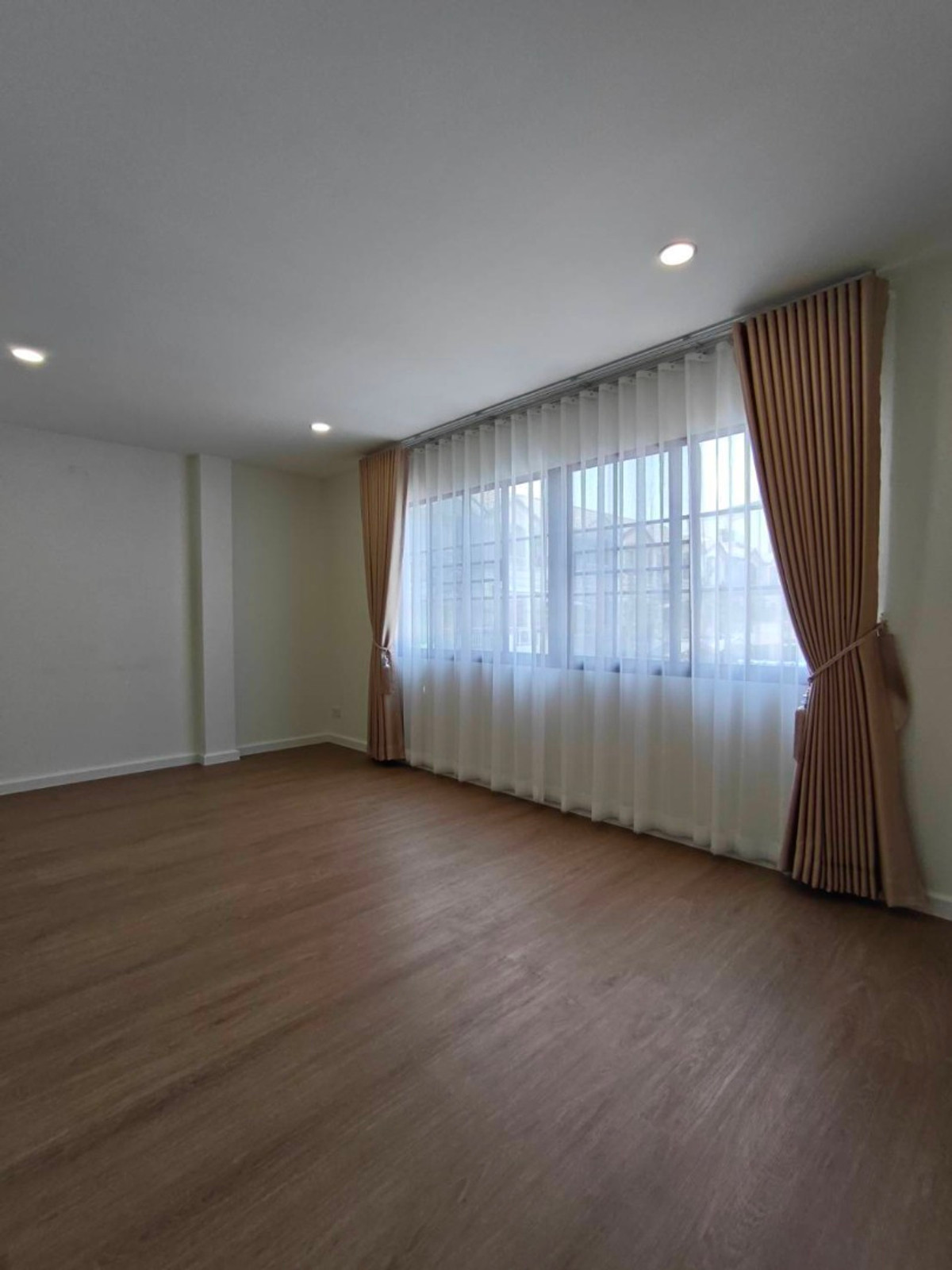 ขายทาวน์โฮมพระราม 9 เพชรบุรีตัดใหม่ RCA : 6903-055 ขาย ทาวน์โฮม 3 ชั้น รีโนเวทใหม่ 4 ห้องนอน ใกล้ The Nine พระราม9 