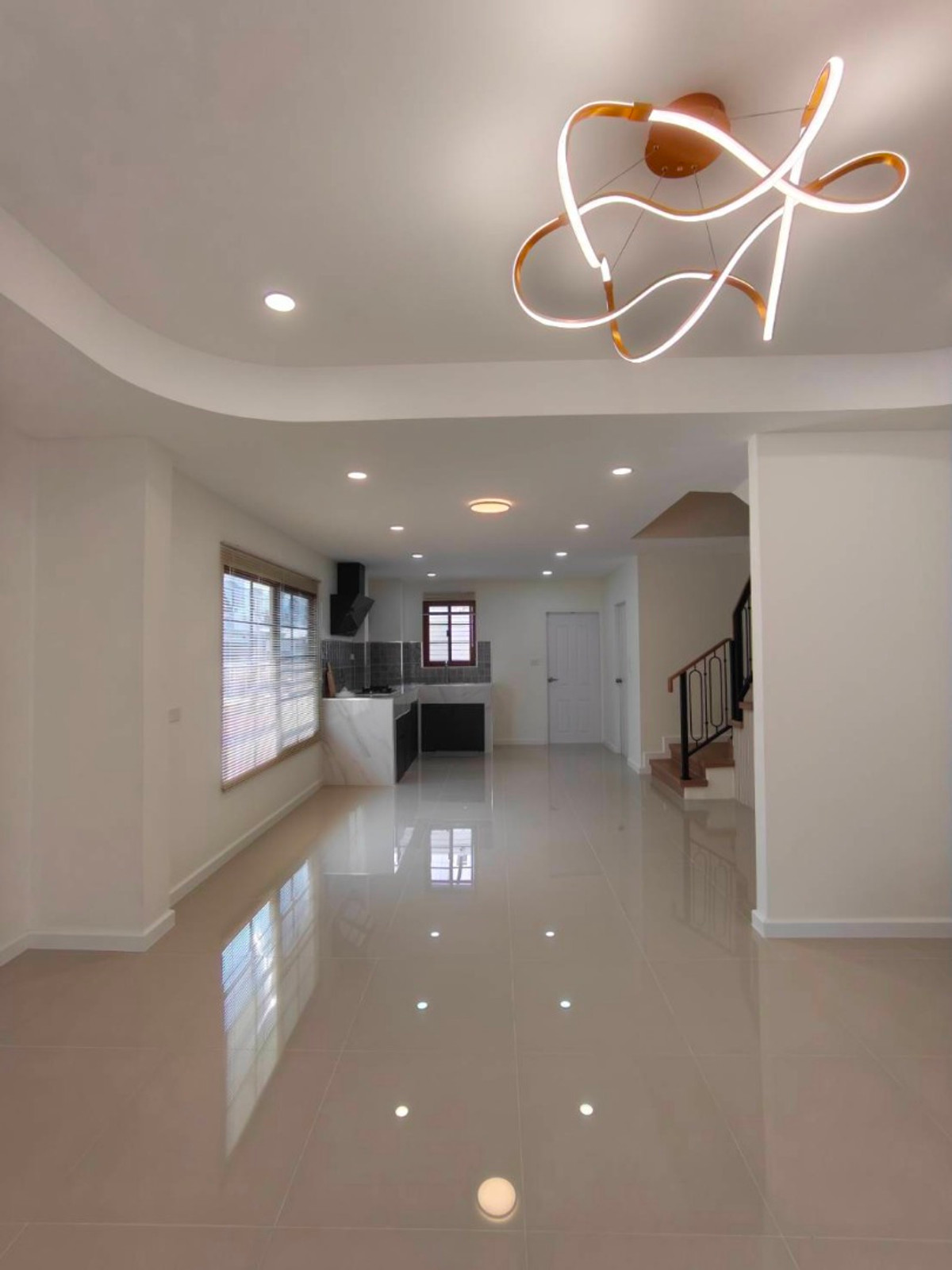 ขายทาวน์โฮมพระราม 9 เพชรบุรีตัดใหม่ RCA : 6903-055 ขาย ทาวน์โฮม 3 ชั้น รีโนเวทใหม่ 4 ห้องนอน ใกล้ The Nine พระราม9 