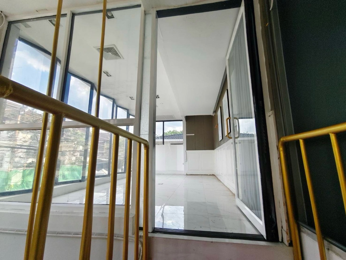 ให้เช่าร้านค้า/ตลาดนัดรามคำแหง หัวหมาก : ปล่อยเช่า พื้นที่ธุรกิจ ชั้น 1 + ช้้นลอย @ ทาวน์อินทาวน์ ถนนศรีวรา CDC ใกล้ ทองหล่อ และ เลียบด่วน เอกมัย-รามอินทรา