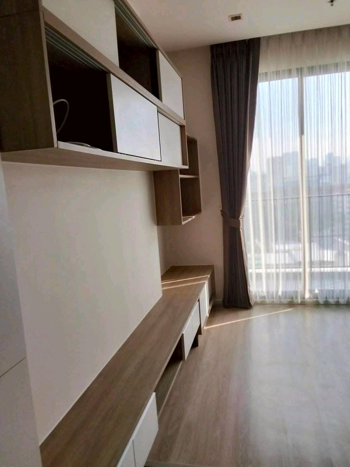 For RentCondoRatchadapisek, Huaikwang, Suttisan : 🚇 Near MRT Sutthisan ~walking distance, beautiful room, newly renovated, swimming pool view, fully furnished, ready to move in