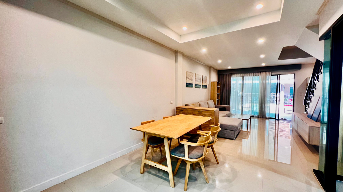 ขายทาวน์โฮมลาดพร้าว101 แฮปปี้แลนด์ : ขายทาวน์โฮม 3 ชั้น Supalai Essence ลาดพร้าว บ้านสภาพใหม่  บิ้วอิน พร้อมเฟอร์นิเจอร์ เครื่องใช้ไฟฟ้า ทำเลศักยภาพ เข้าอยู่ได้ทันที