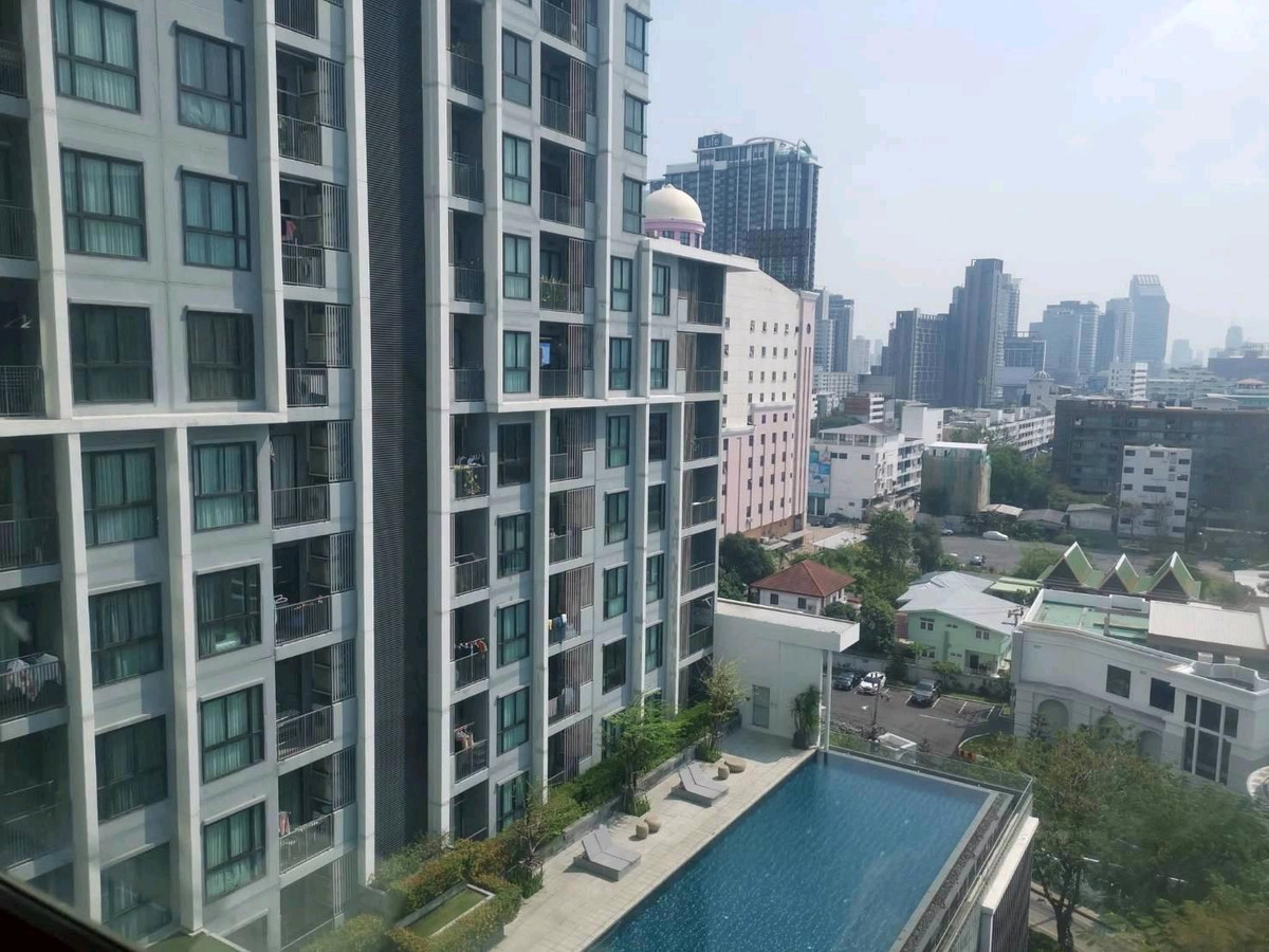 For RentCondoRatchadapisek, Huaikwang, Suttisan : 🚇 Near MRT Sutthisan ~walking distance, beautiful room, newly renovated, swimming pool view, fully furnished, ready to move in