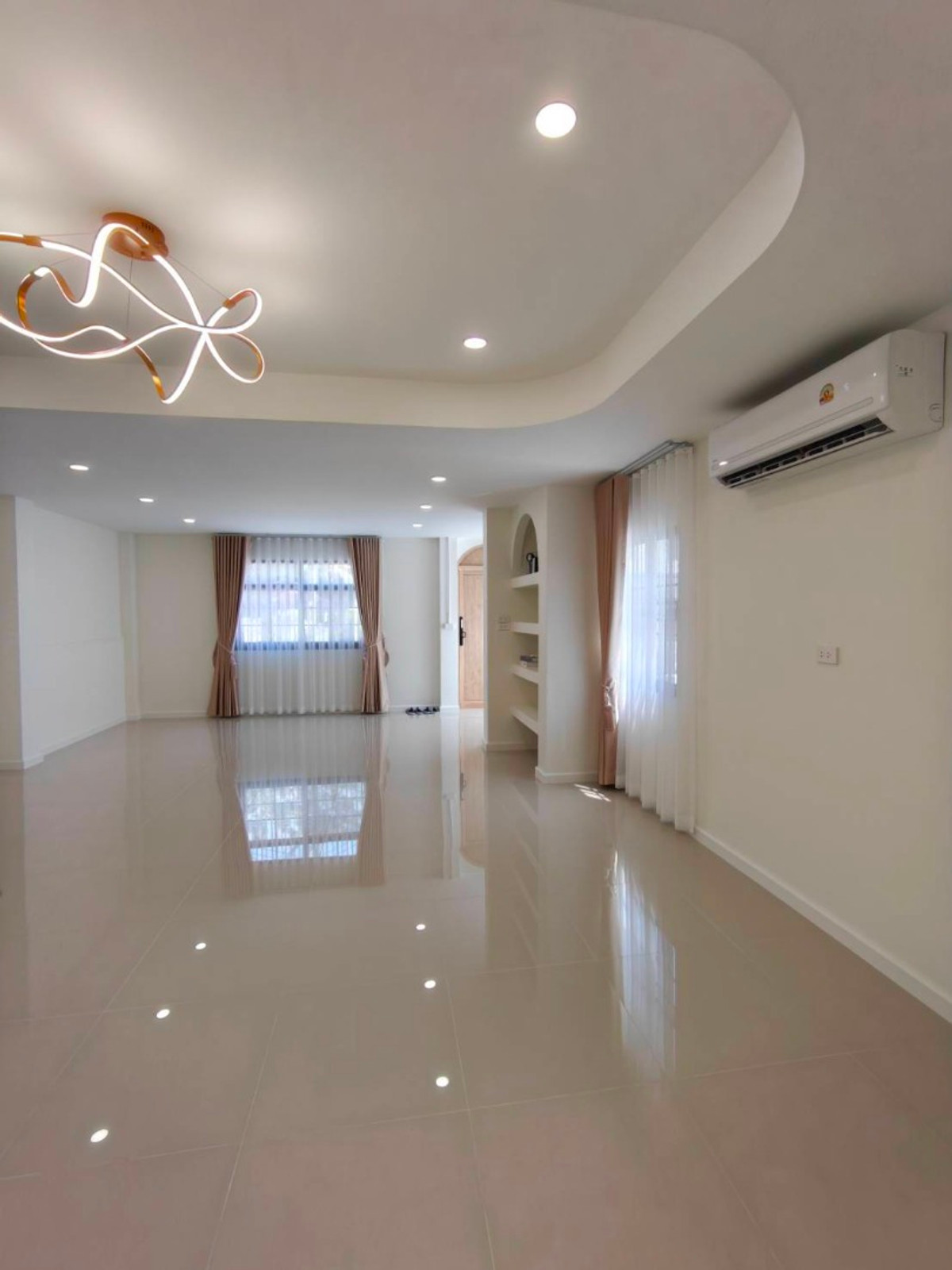 ขายทาวน์โฮมพระราม 9 เพชรบุรีตัดใหม่ RCA : 6903-055 ขาย ทาวน์โฮม 3 ชั้น รีโนเวทใหม่ 4 ห้องนอน ใกล้ The Nine พระราม9 