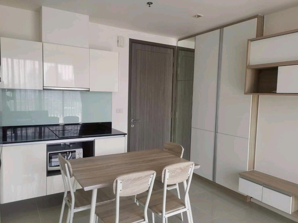 For RentCondoRatchadapisek, Huaikwang, Suttisan : 🚇 Near MRT Sutthisan ~walking distance, beautiful room, newly renovated, swimming pool view, fully furnished, ready to move in
