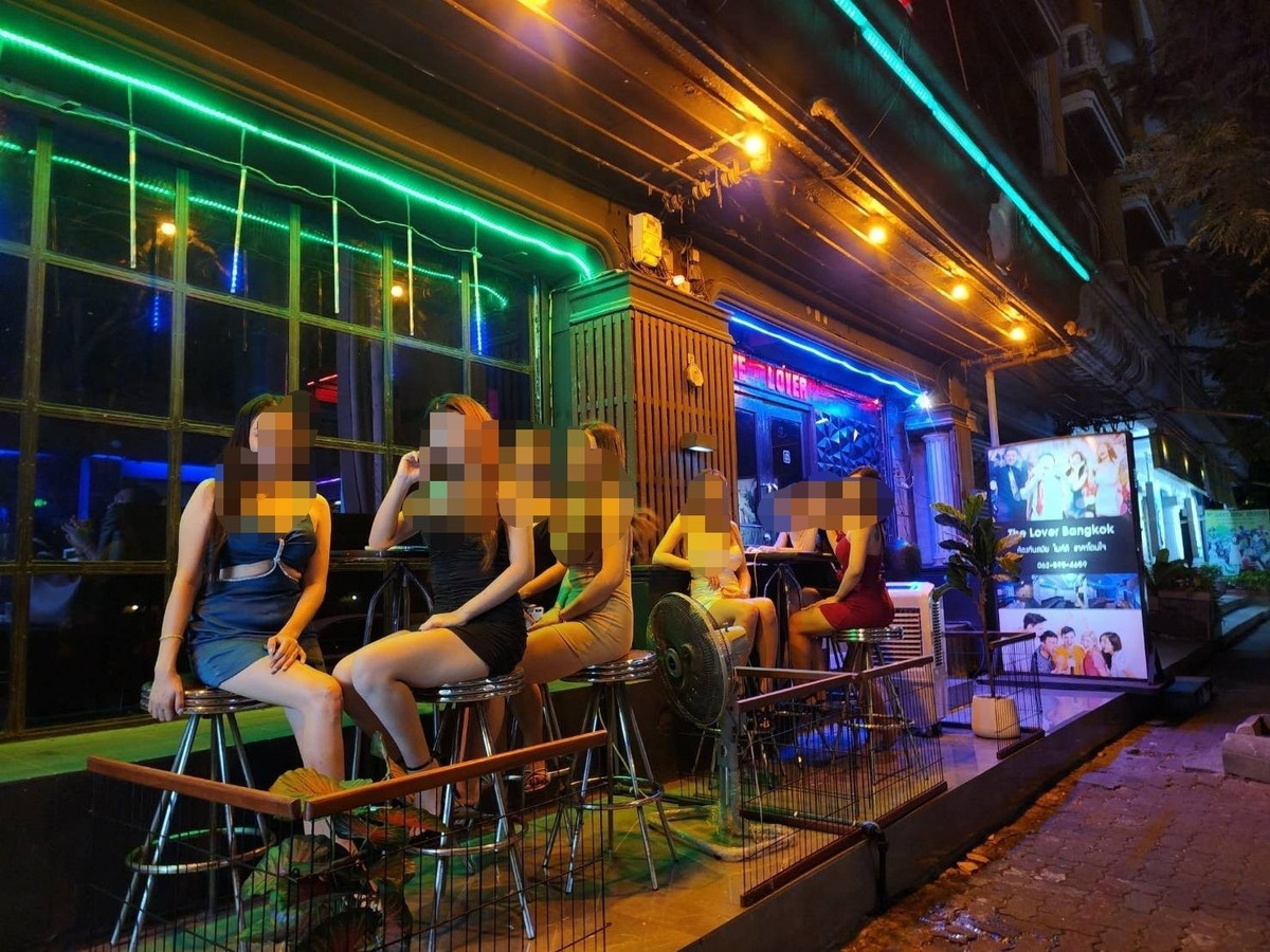 For LeaseholdRetail SpacePattanakan, Srinakarin : Karaoke-bar shop for rent, Pattanakarn, next to the main road, large shop, 2 booths, 5 floors, with 7 VIP rooms.