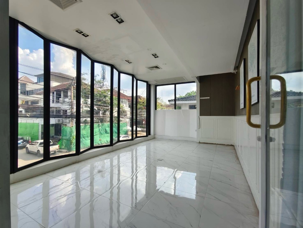 ให้เช่าร้านค้า/ตลาดนัดรามคำแหง หัวหมาก : ปล่อยเช่า พื้นที่ธุรกิจ ชั้น 1 + ช้้นลอย @ ทาวน์อินทาวน์ ถนนศรีวรา CDC ใกล้ ทองหล่อ และ เลียบด่วน เอกมัย-รามอินทรา