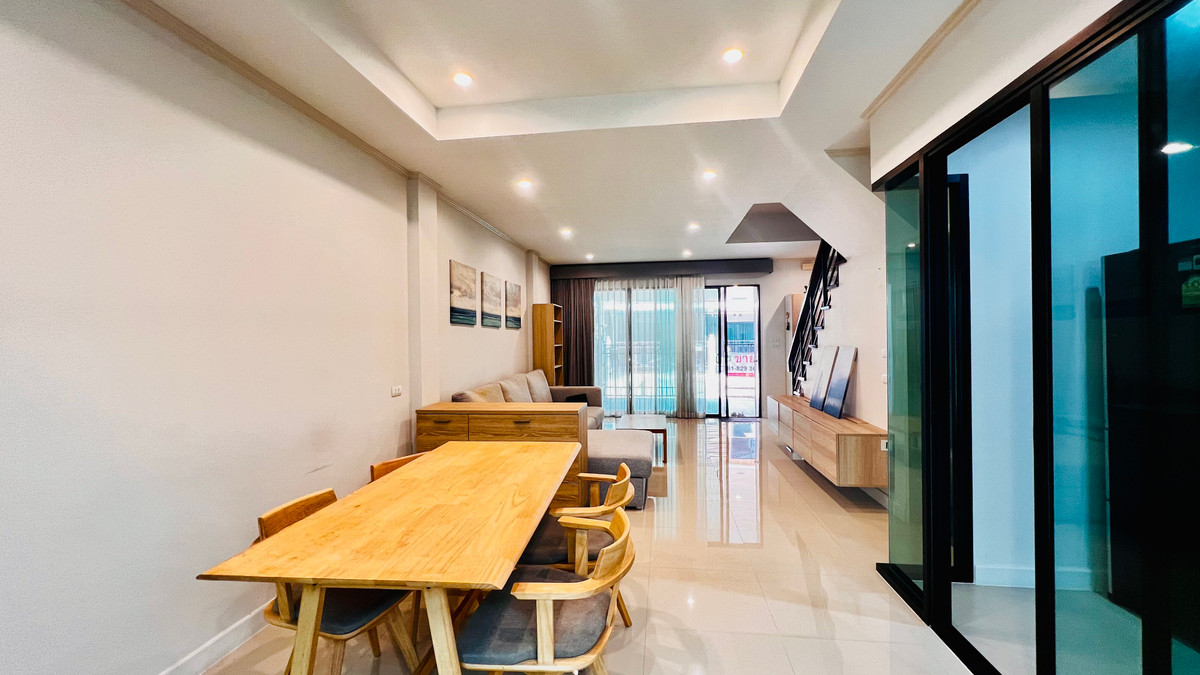 ขายทาวน์โฮมลาดพร้าว101 แฮปปี้แลนด์ : ขายทาวน์โฮม 3 ชั้น Supalai Essence ลาดพร้าว บ้านสภาพใหม่  บิ้วอิน พร้อมเฟอร์นิเจอร์ เครื่องใช้ไฟฟ้า ทำเลศักยภาพ เข้าอยู่ได้ทันที