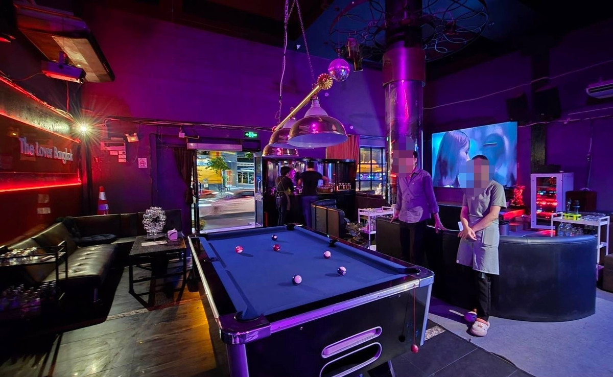 เซ้งร้านค้า/ตลาดนัดพัฒนาการ ศรีนครินทร์ : เซ้งร้าน คาราโอเกะ-บาร์ พัฒนาการ ติดถนนใหญ่ ร้านขนาดใหญ่ 2 คูหา 5 ชั้น พร้อม VIP 7 ห้อง