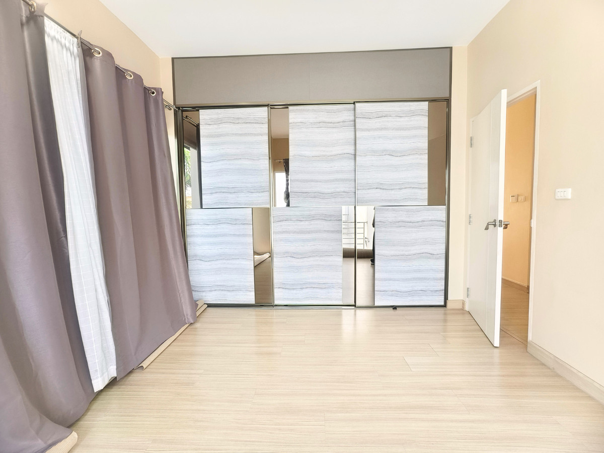 HouseMin Buri, Romklao : For sale, for rent, detached house in front of Parkway Aliv Park, Ramkhamhaeng (Parkway Chalet new phase), next to the BTS, 3 bedrooms, 4 bathrooms, beautiful house, no need to repair, ready to decorate.