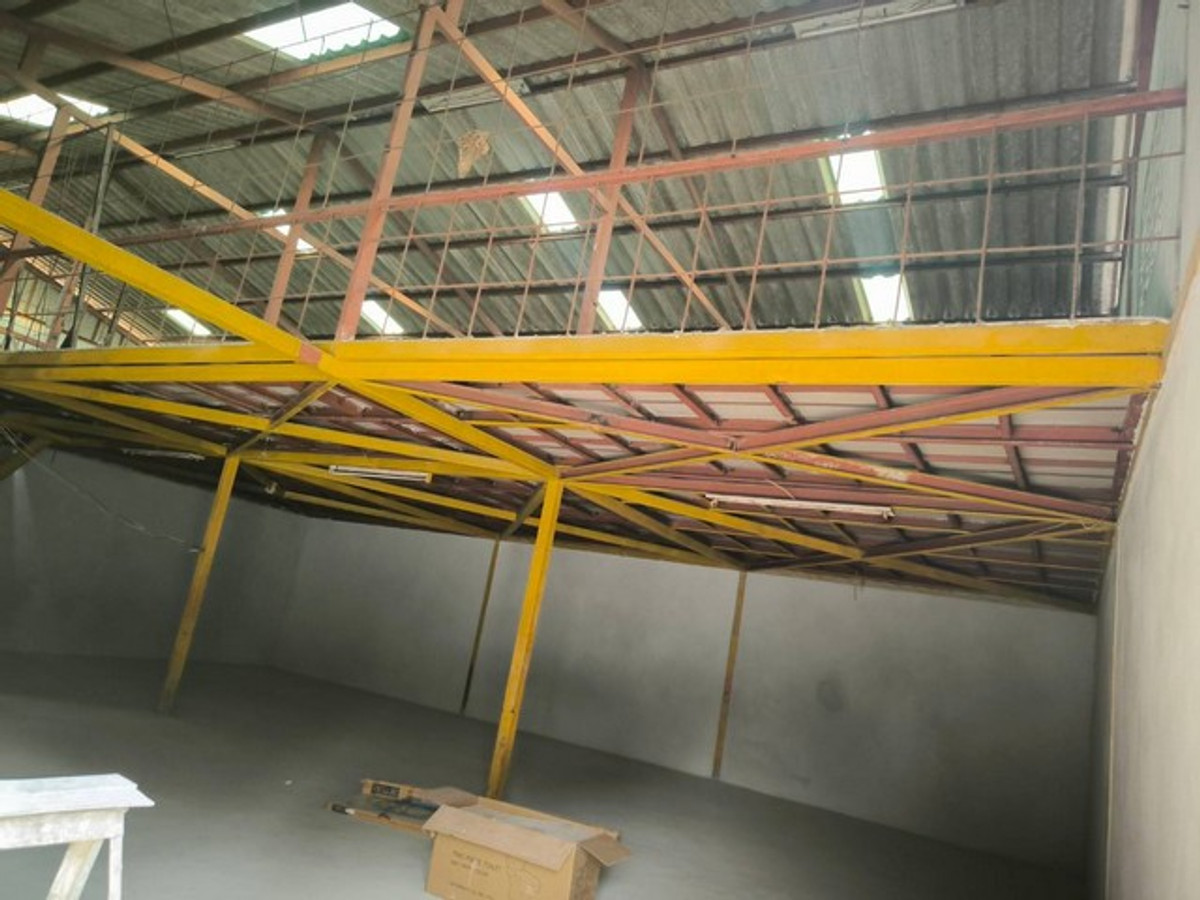For RentWarehousePattanakan, Srinakarin : HR3310 Warehouse for rent, size approximately 400 sq m., good condition, potential location, Srinakarin 24 - On Nut 39, connected to many routes. Near Kelantan BTS station