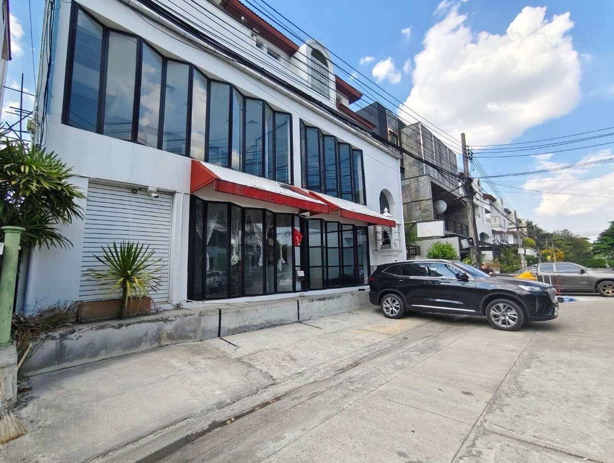 ให้เช่าร้านค้า/ตลาดนัดรามคำแหง หัวหมาก : ปล่อยเช่า พื้นที่ธุรกิจ ชั้น 1 + ช้้นลอย @ ทาวน์อินทาวน์ ถนนศรีวรา CDC ใกล้ ทองหล่อ และ เลียบด่วน เอกมัย-รามอินทรา