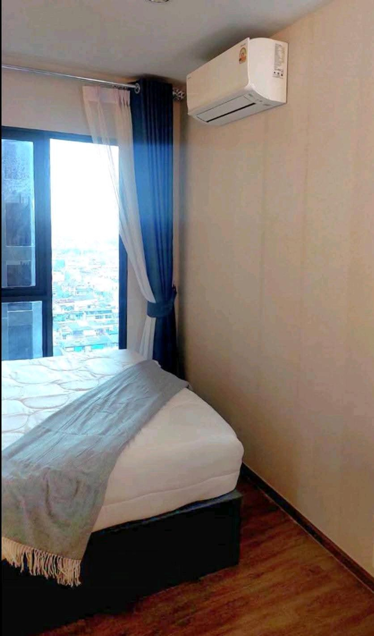 For RentCondoThaphra, Talat Phlu, Wutthakat : New project, new room, red label, near BTS WUTTHAKAT, near the market, easy to find things to eat.