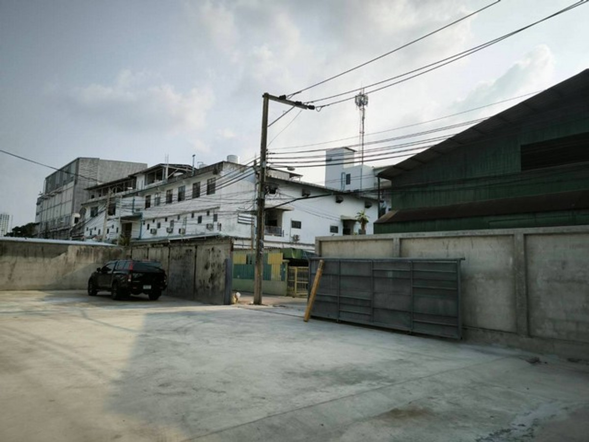 For RentWarehousePattanakan, Srinakarin : HR3310 Warehouse for rent, size approximately 400 sq m., good condition, potential location, Srinakarin 24 - On Nut 39, connected to many routes. Near Kelantan BTS station