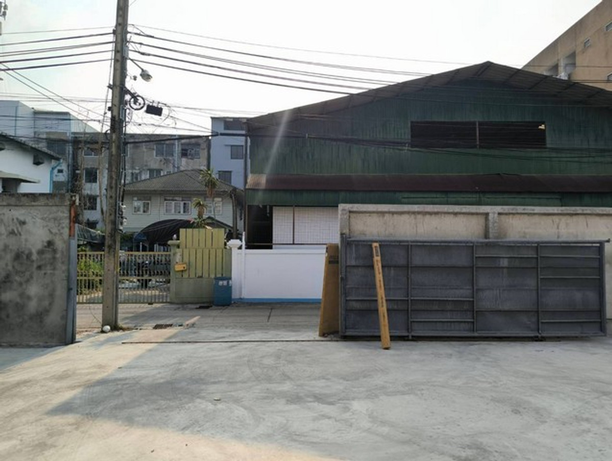 ให้เช่าโกดังพัฒนาการ ศรีนครินทร์ : HR3310ให้เช่าโกดังขนาดประมาณ 400 ตรม.สภาพดี ทำเลศักยภาพ ศรีนครินทร์ 24 - อ่อนนุช 39 เชื่อมต่อได้หลายเส้นทาง ใกล้รถไฟฟ้าสถานีกลันตัน