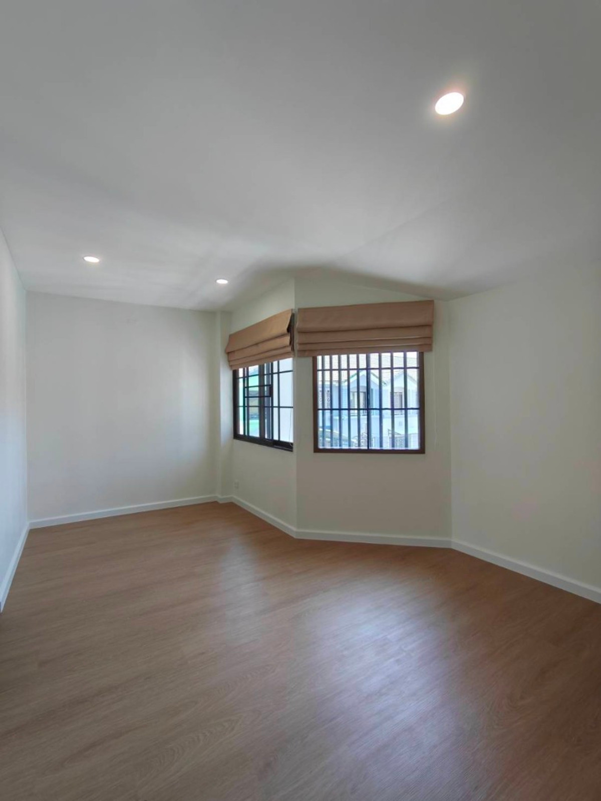 ขายทาวน์โฮมพระราม 9 เพชรบุรีตัดใหม่ RCA : 6903-055 ขาย ทาวน์โฮม 3 ชั้น รีโนเวทใหม่ 4 ห้องนอน ใกล้ The Nine พระราม9 