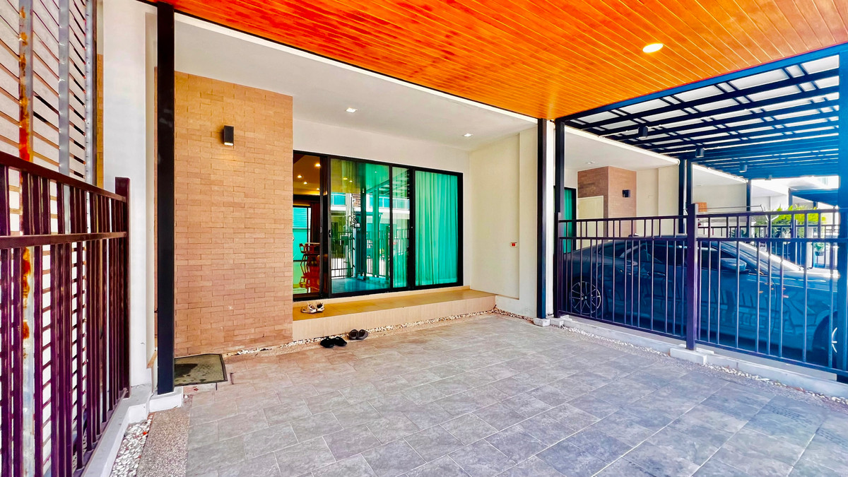 ขายทาวน์โฮมลาดพร้าว101 แฮปปี้แลนด์ : ขายทาวน์โฮม 3 ชั้น Supalai Essence ลาดพร้าว บ้านสภาพใหม่  บิ้วอิน พร้อมเฟอร์นิเจอร์ เครื่องใช้ไฟฟ้า ทำเลศักยภาพ เข้าอยู่ได้ทันที