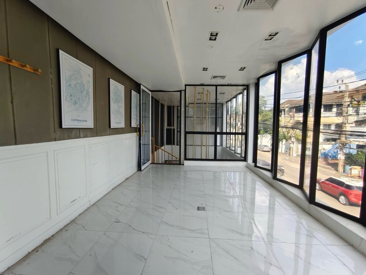 ให้เช่าร้านค้า/ตลาดนัดรามคำแหง หัวหมาก : ปล่อยเช่า พื้นที่ธุรกิจ ชั้น 1 + ช้้นลอย @ ทาวน์อินทาวน์ ถนนศรีวรา CDC ใกล้ ทองหล่อ และ เลียบด่วน เอกมัย-รามอินทรา