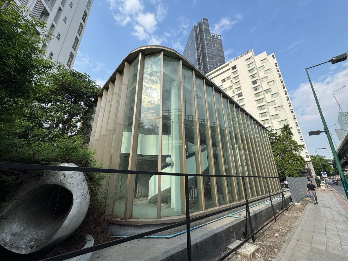 For RentRetail SpaceSiam Paragon ,Chulalongkorn,Samyan : Building for rent STAND ALONE for business @ Chula Samyan on the main road Rama 4 with parking for 10 cars | FOR RENT STAND ALONE BUILDING AT CHULA SAMYAN on ROADSIDE RAMA 4 with 10 PARKINGS