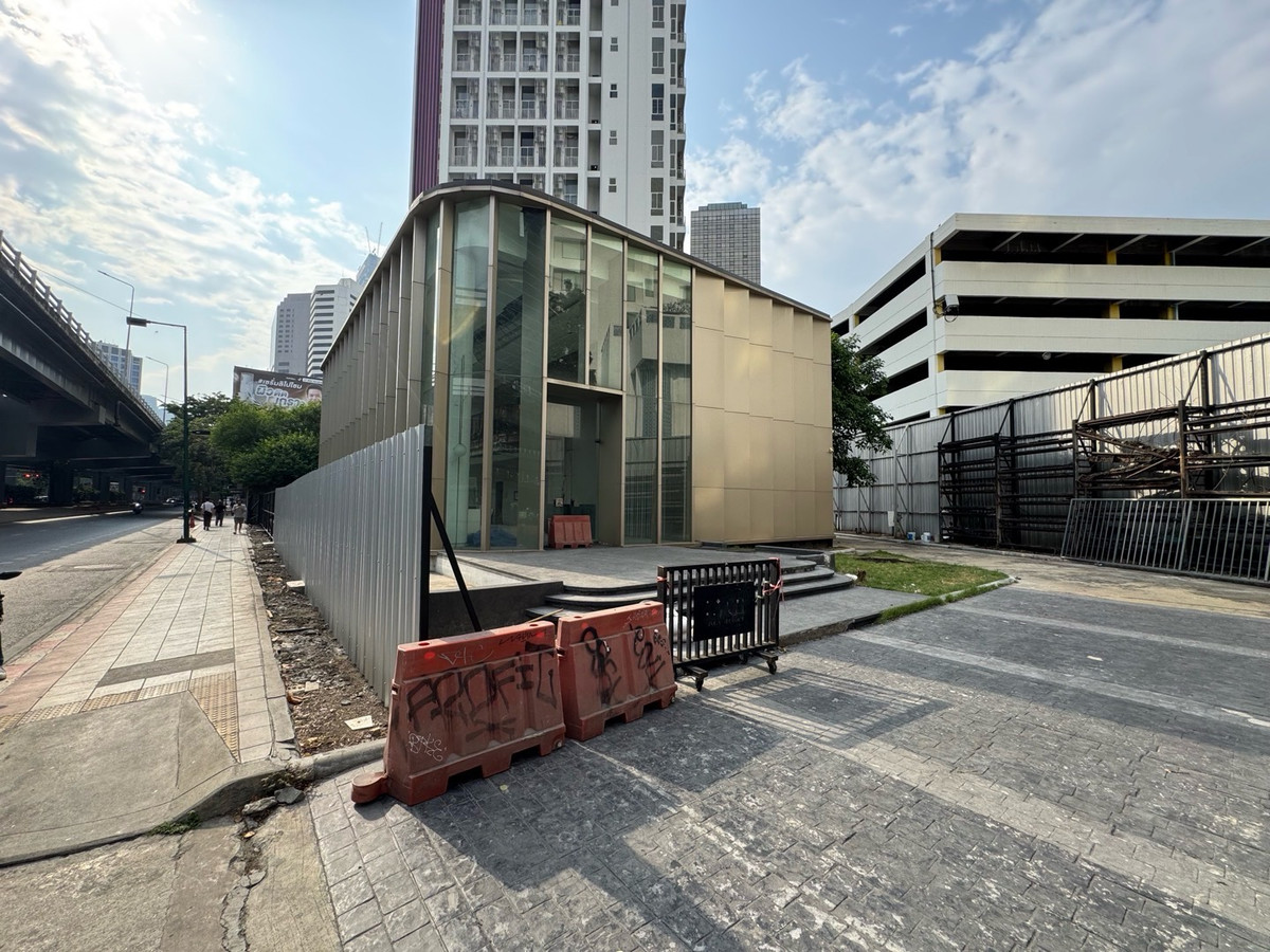 For RentRetail SpaceSiam Paragon ,Chulalongkorn,Samyan : Building for rent STAND ALONE for business @ Chula Samyan on the main road Rama 4 with parking for 10 cars | FOR RENT STAND ALONE BUILDING AT CHULA SAMYAN on ROADSIDE RAMA 4 with 10 PARKINGS