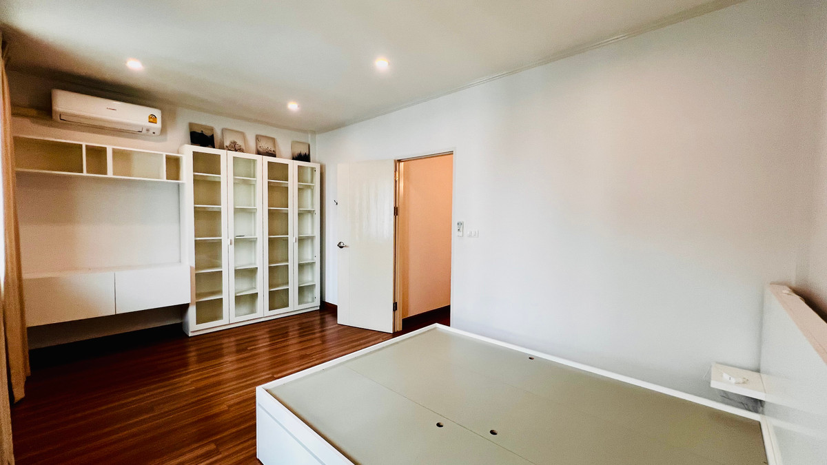 ขายทาวน์โฮมลาดพร้าว101 แฮปปี้แลนด์ : ขายทาวน์โฮม 3 ชั้น Supalai Essence ลาดพร้าว บ้านสภาพใหม่  บิ้วอิน พร้อมเฟอร์นิเจอร์ เครื่องใช้ไฟฟ้า ทำเลศักยภาพ เข้าอยู่ได้ทันที