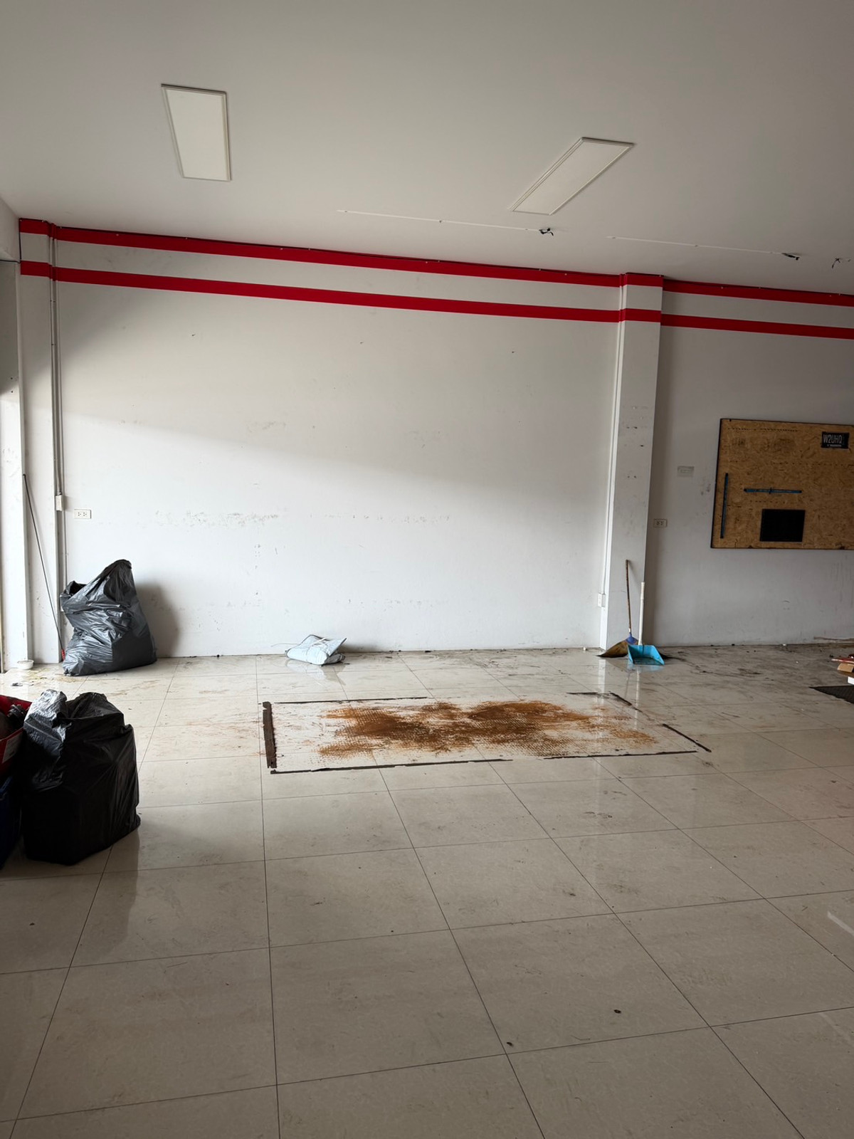 For RentShop HouseNonthaburi, Bang Yai, Bangbuathong : Commercial building for rent, 2 units, Ban Kluay-Sai Noi, beautiful, cheap, good location, convenient parking, if interested contact Line @841qqlnr