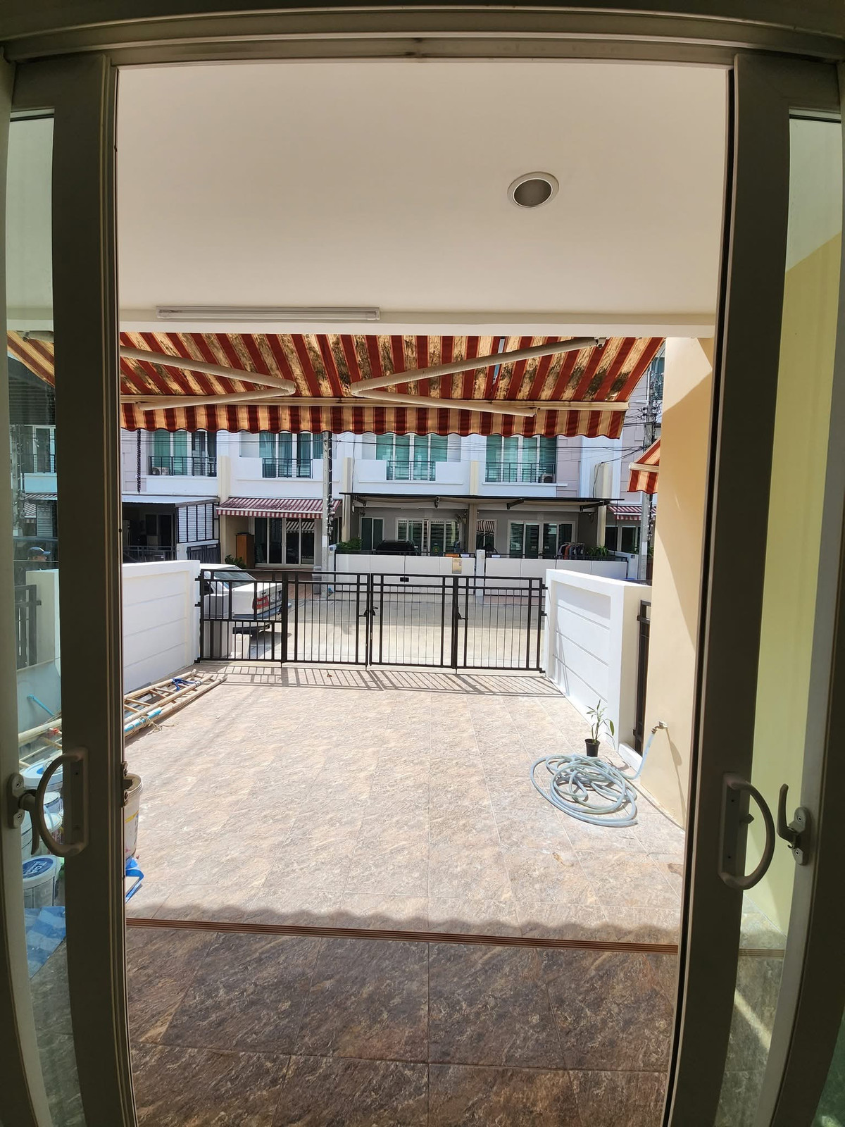 ให้เช่าทาวน์โฮมเลียบทางด่วนรามอินทรา : ให้เช่าทาวน์โฮมรีโนเวทใหม่ หมู่บ้านกลางเมือง S-Sense พระราม 9–ลาดพร้าว ตรงข้าม Town in Town ใกล้เซ็นทรัลอีสวิลล์