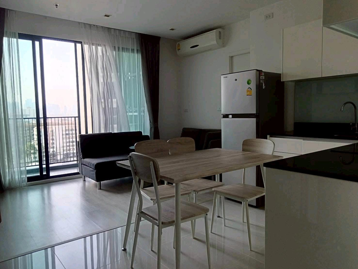 For RentCondoRatchadapisek, Huaikwang, Suttisan : 🚇 Near MRT Sutthisan ~walking distance, beautiful room, newly renovated, swimming pool view, fully furnished, ready to move in