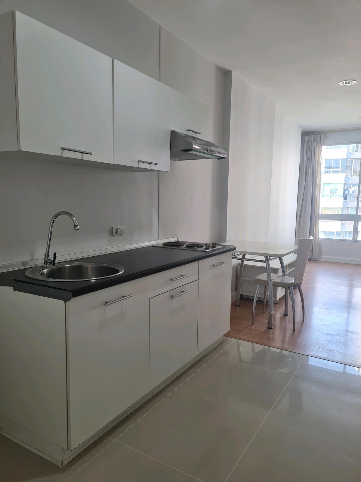 ขายคอนโดอ่อนนุช อุดมสุข : ห้องสวย ตกแต่งครบ พร้อมเข้าอยู่ ชั้นไม่สูงหรือต่ำเกินไป วิวสวนและสระว่ายน้ำ บรรยากาศร่มรื่น