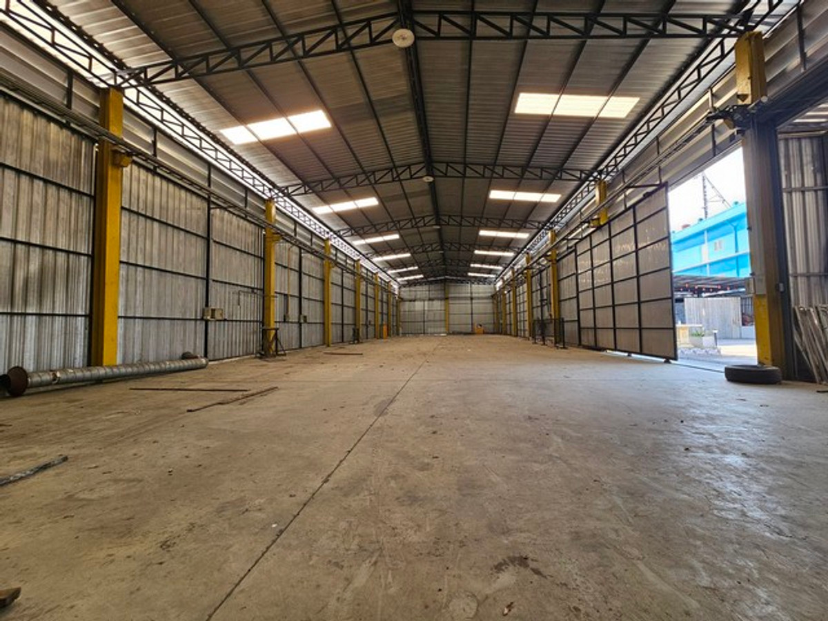 For RentWarehousePattaya, Bangsaen, Chonburi : HR3312 Warehouse for rent, new condition, H-Beam structure, complete with office. Ban Bueng-Chonburi location Supports the installation of a 5-ton crane with a high load-bearing floor. Convenient entry and exit