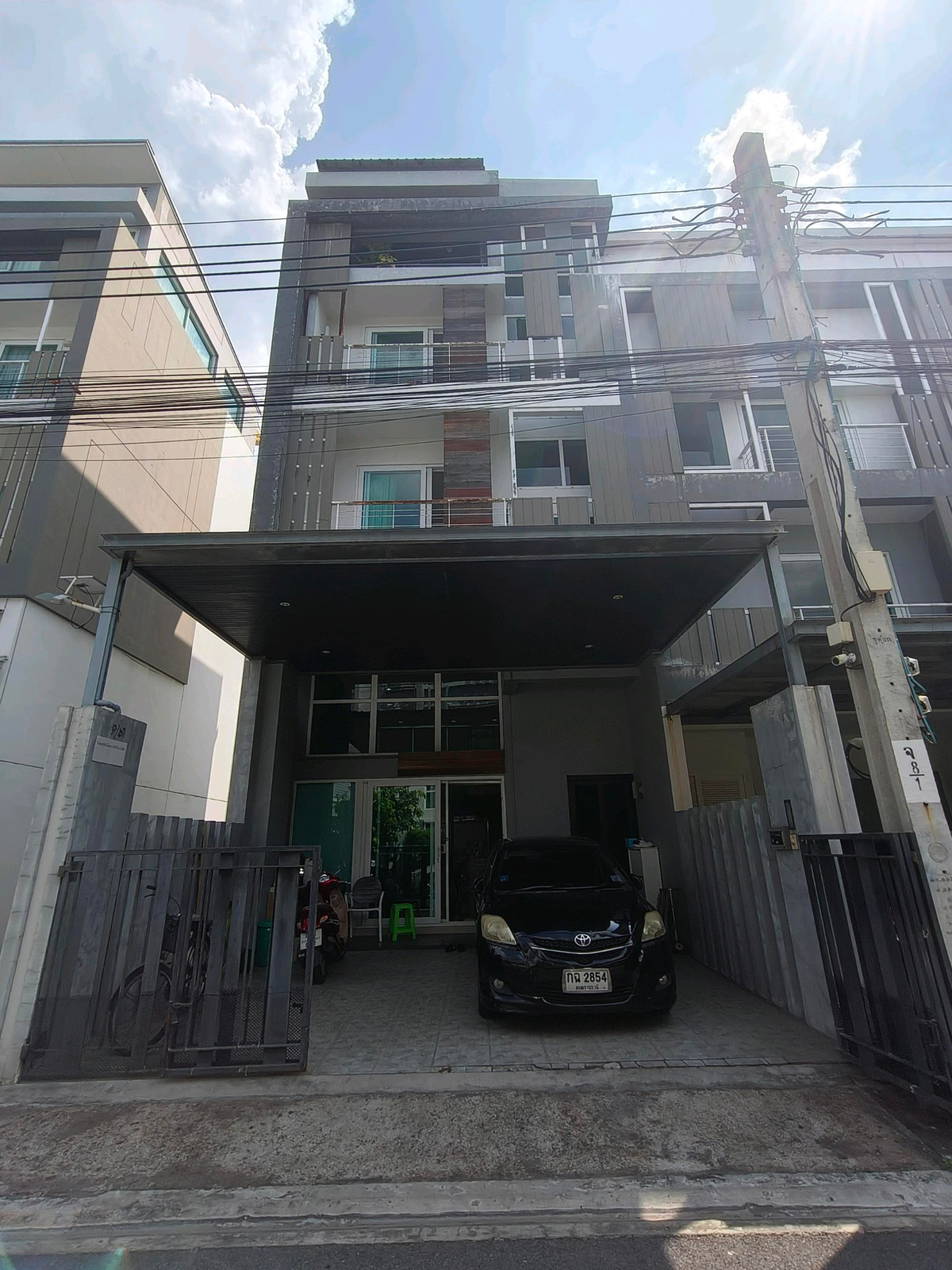 ขายโฮมออฟฟิศโชคชัย4 ลาดพร้าว71 : มองหาโฮมออฟฟิศโซนลาดพร้าวพื้นที่เยอะ ต้องหลังนี้เลยค่ะ! ม.สเปซ ทาวน์โฮม 4 ชั้น หลังมุม ลาดพร้าว 80 พื้นที่เยอะ 25.9 ตร.ว.