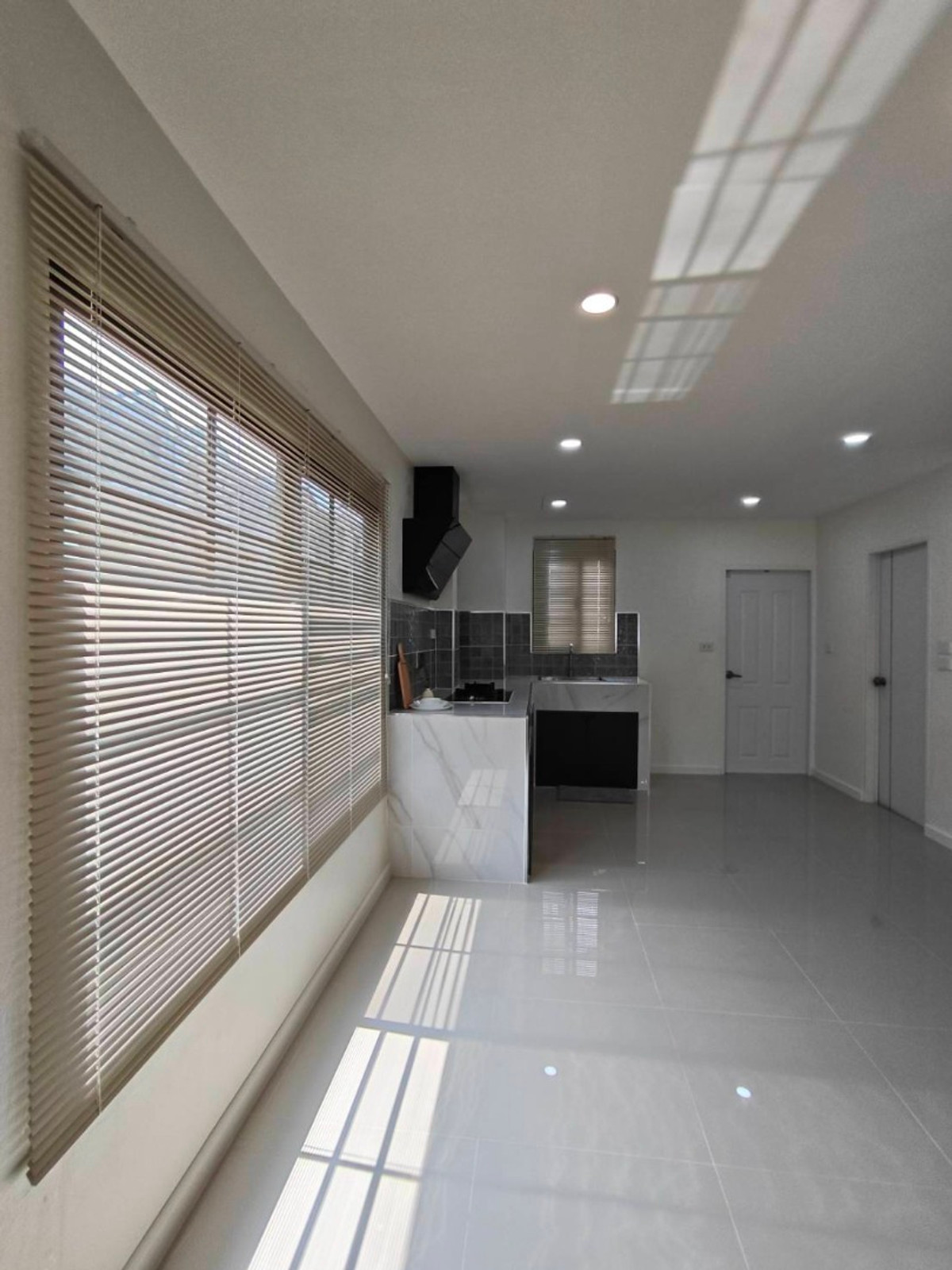 ขายทาวน์โฮมพระราม 9 เพชรบุรีตัดใหม่ RCA : 6903-055 ขาย ทาวน์โฮม 3 ชั้น รีโนเวทใหม่ 4 ห้องนอน ใกล้ The Nine พระราม9 