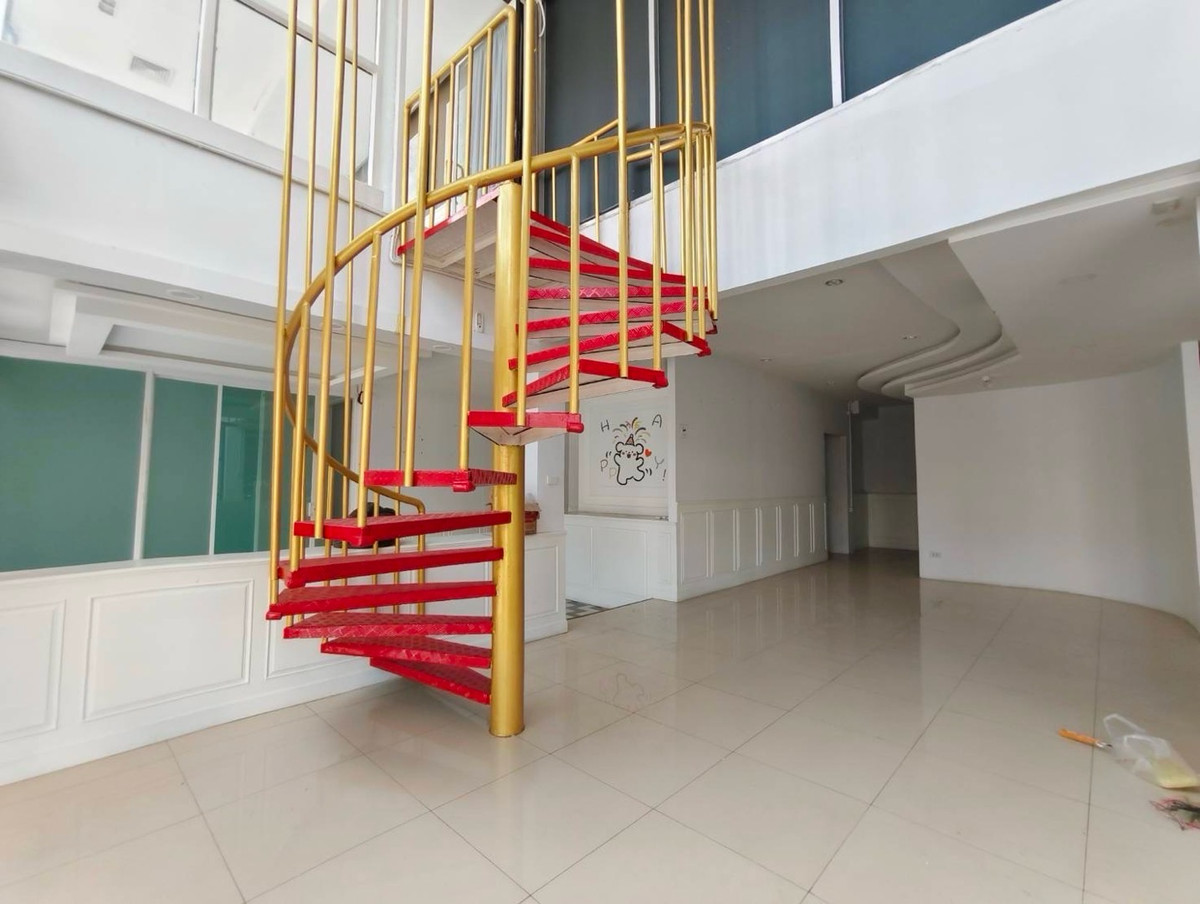 ให้เช่าร้านค้า/ตลาดนัดรามคำแหง หัวหมาก : ปล่อยเช่า พื้นที่ธุรกิจ ชั้น 1 + ช้้นลอย @ ทาวน์อินทาวน์ ถนนศรีวรา CDC ใกล้ ทองหล่อ และ เลียบด่วน เอกมัย-รามอินทรา