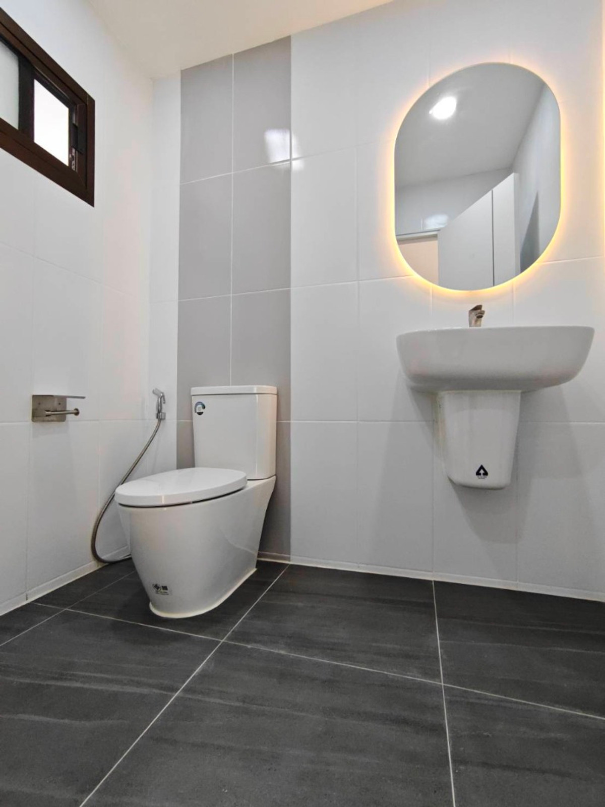 ขายทาวน์โฮมพระราม 9 เพชรบุรีตัดใหม่ RCA : 6903-055 ขาย ทาวน์โฮม 3 ชั้น รีโนเวทใหม่ 4 ห้องนอน ใกล้ The Nine พระราม9 