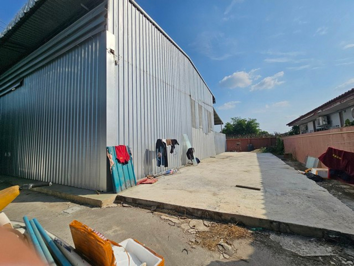 For RentWarehousePattaya, Bangsaen, Chonburi : HR3312 Warehouse for rent, new condition, H-Beam structure, complete with office. Ban Bueng-Chonburi location Supports the installation of a 5-ton crane with a high load-bearing floor. Convenient entry and exit