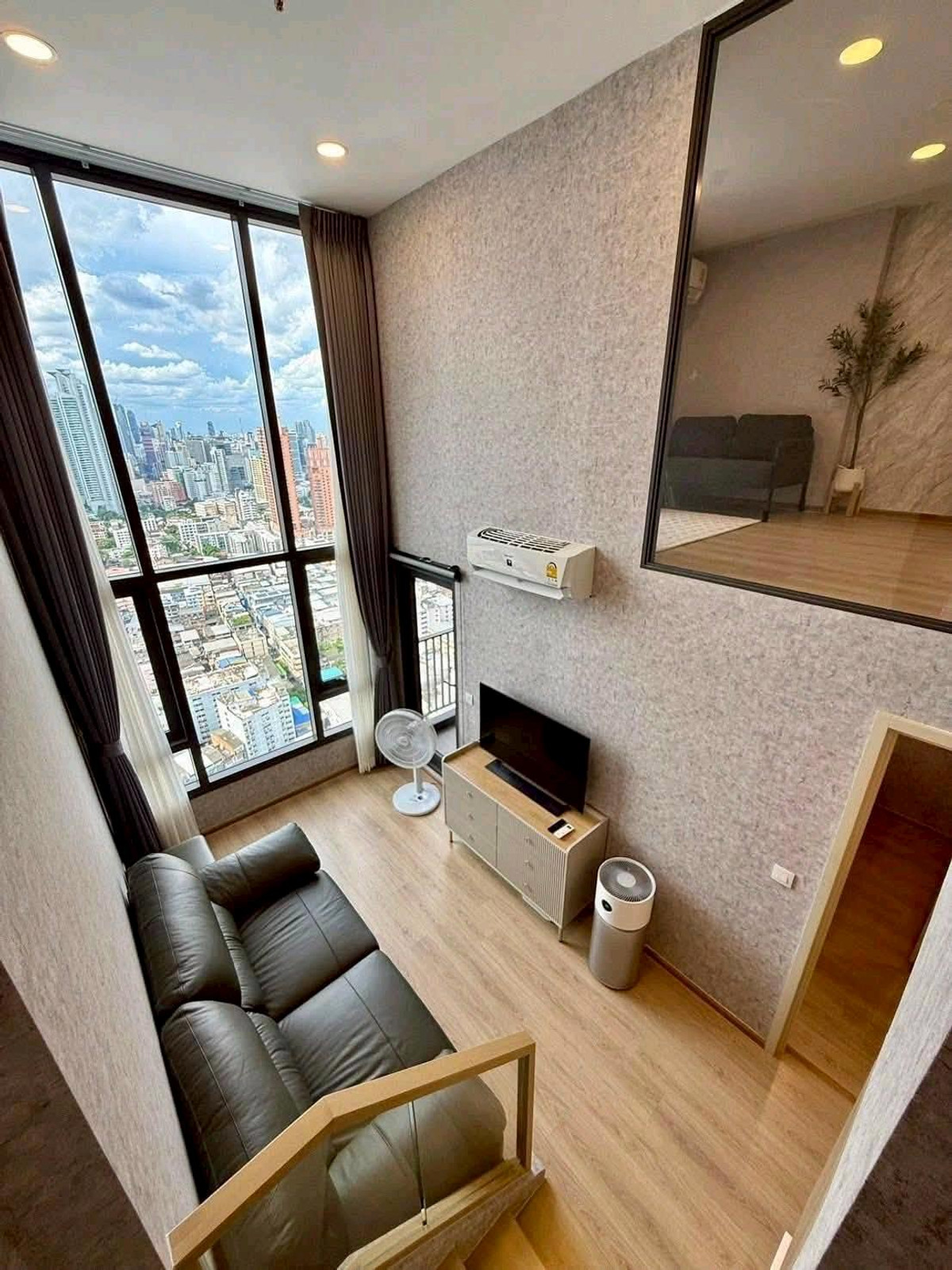 For RentCondoKhlongtoei, Kluaynamthai : 🍃🚇 Ready to move in on April 1, 2026, new condo in the heart of the city, near MRT Queen Sirikit Convention Center. Brand new room Just finished decorating Never had a tenant Ready to move in