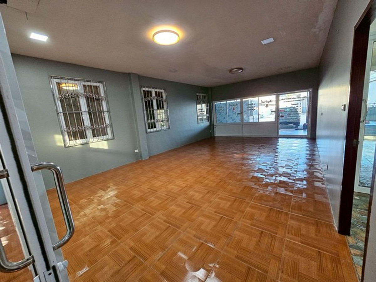 For RentWarehousePattaya, Bangsaen, Chonburi : HR3312 Warehouse for rent, new condition, H-Beam structure, complete with office. Ban Bueng-Chonburi location Supports the installation of a 5-ton crane with a high load-bearing floor. Convenient entry and exit